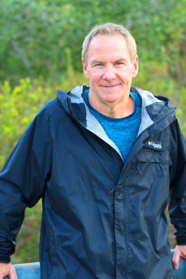 An award winning writer, director, and producer who brings over thirty years of headshot