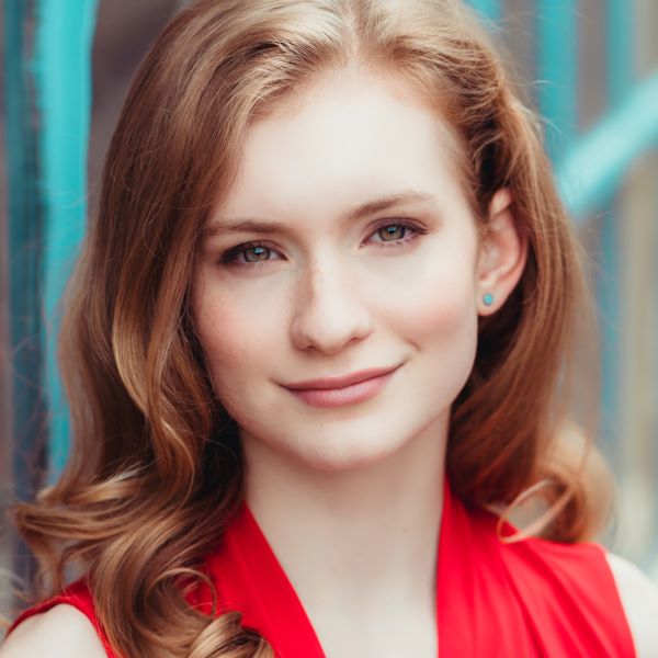 Claire de Vries headshot